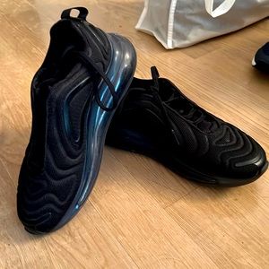 Black on black Nike airmax 720 womens size 7. Like new